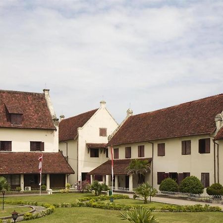 Hotel Astra Novilia Makassar Exterior photo